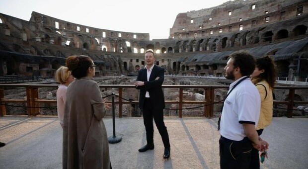 Elon Musk al Colosseo, tour speciale del monumento. «Un grande appassionato di storia»