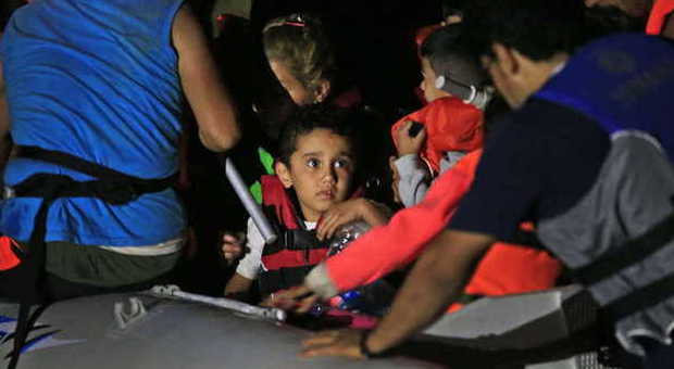 Migranti, Kos, iniziato imbarco siriani su nave Venizelos