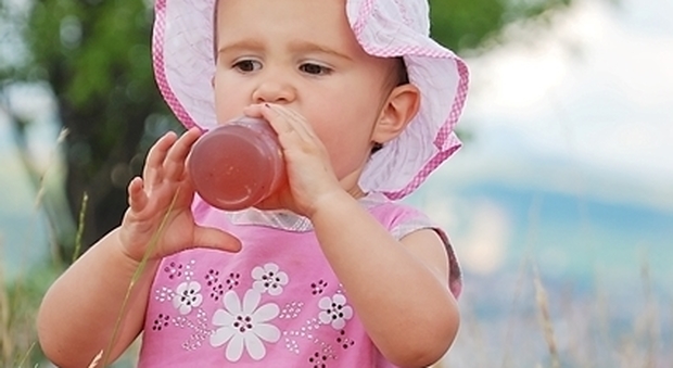 «Succhi di frutta, niente il primo anno di vita»: le nuove indicazioni dei pediatri Usa