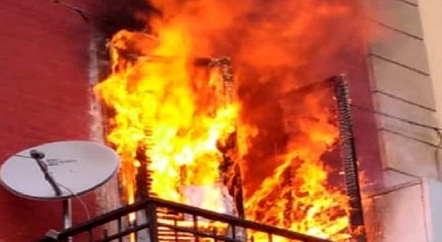 Casa in fiamme ad Aversa, la polizia salva una famiglia con due bambini