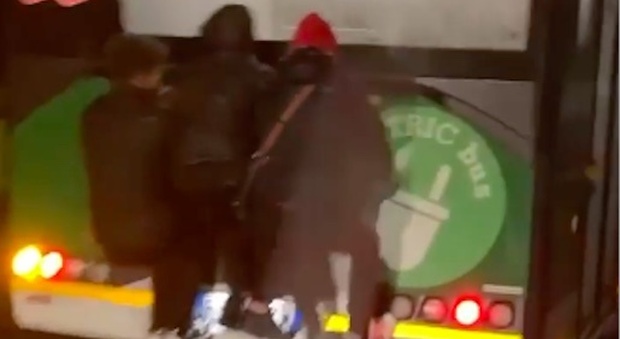 Milano, aggrappati al retro di un bus sotto la pioggia: il video della bravata di 3 ragazzini