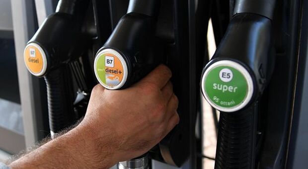 Benzina e diesel su nuovo rfecord. E' allarme per impatto su spesa consumatori