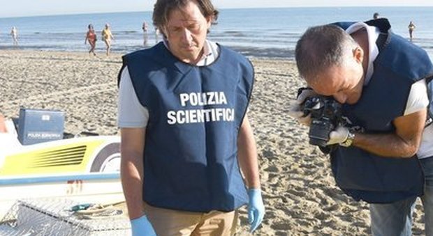 Rimini, stupro in spiaggia: i tre minorenni condannati a 9 anni e 8 mesi. Le vittime: «Viviamo nella paura»