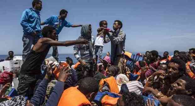 Denuncia choc: «A Lampedusa migranti ridotti come i prigionieri dei lager tedeschi»