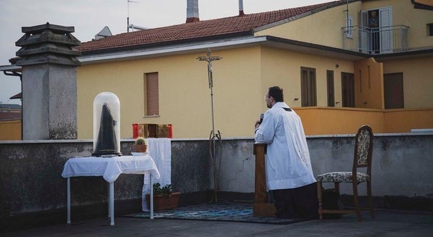 Coronavirus, il prete dice il rosario sul tetto «Si sono affacciati anche non cattolici»