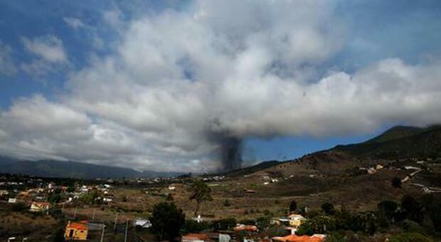 Canarie, si sveglia il vulcano Cumbre Vieja. «È un'eruzione di tipo stromboliana: scorie incandescenti, lapilli e bombe di lava»