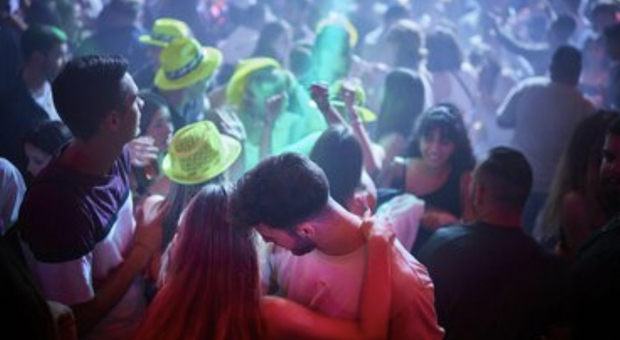 Napoli, lo stalker arriva in discoteca: pugno in faccia alla festa di compleanno