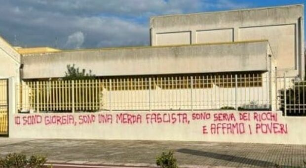 Scritte contro la premier Giorgia Meloni sul muro della scuola Ascanio Grandi: indagini della Digos