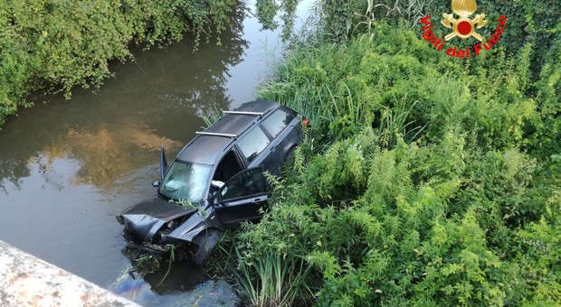 Incidente a Latina, auto in un canale: due giovani salvi per miracolo