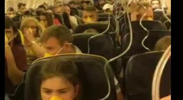 Paura sul volo Ryanair: cabina depressurizzata, 33 passeggeri in ospedale