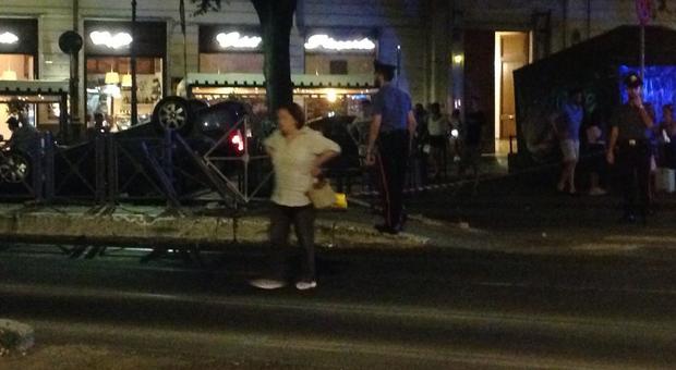Roma, incidente spaventoso: auto capottatta a "Piazza Quadrata" FOTO