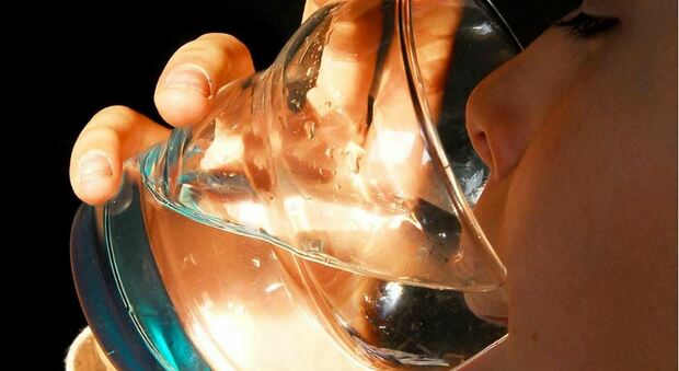 Idratazione aiuta anche donne in menopausa: bere acqua aiuta a limitare i fastidi