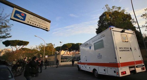 L'arrivo del medico italiano malato di ebola allo Spallanzani di Roma
