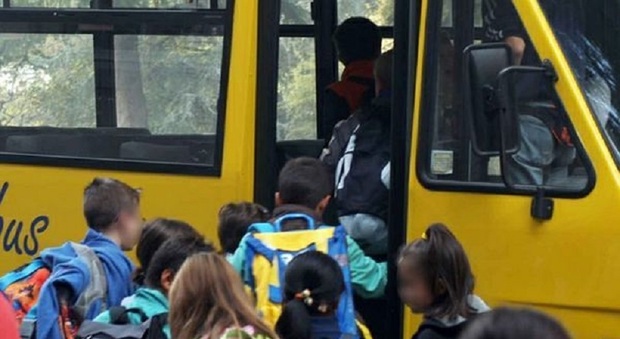 Scende dal bus e trova la scuola chiusa a Montegranaro, bimbo di 8 anni torna a casa a piedi: protestano i genitori