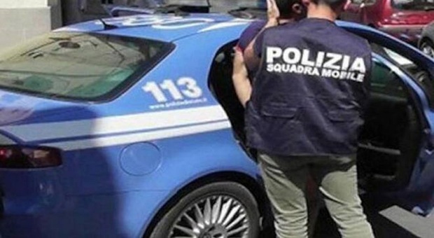 Pescara, aggredito con lo spray dai ladri trovati in casa: due arresti