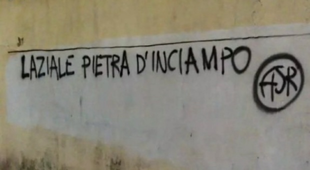 Roma, scritta contro i tifosi della Lazio. Calenda: «E' una vergogna»