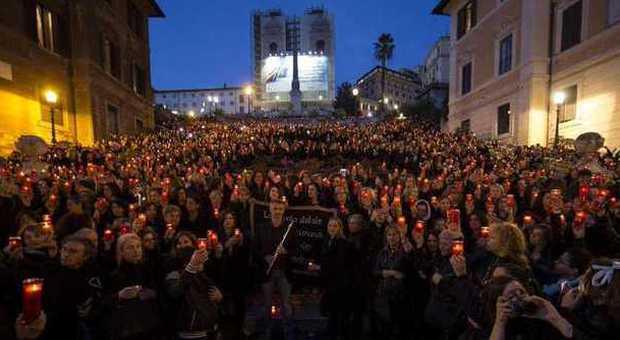 ​Roma, mille fiaccole si accendono all'improvviso a piazza di Spagna: che spettacolo il flash mob degli insegnanti