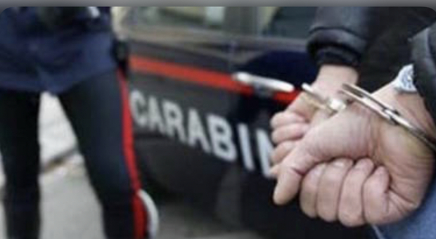 Pusher arrestato a Pozzuoli: sequestrati dose e bilancino