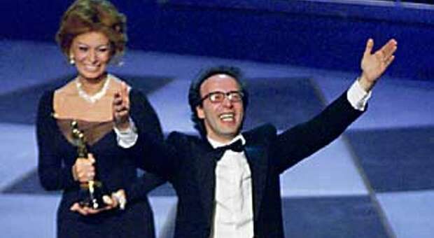 Roberto Benigni compie 70 anni, gli auguri speciali di Sophia Loren: «Hai arricchito la mia vita con la tua arte»