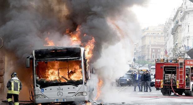 Roma, bus a fuoco a via del Tritone, nuove indagini «Sos inascoltati per 2 anni»
