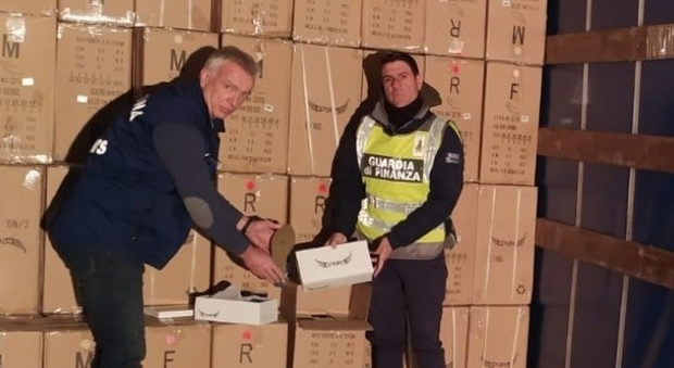Guardia di finanza e Agenzia delle Dogane hanno sequestrato in porto un container pieno di merce contraffatta