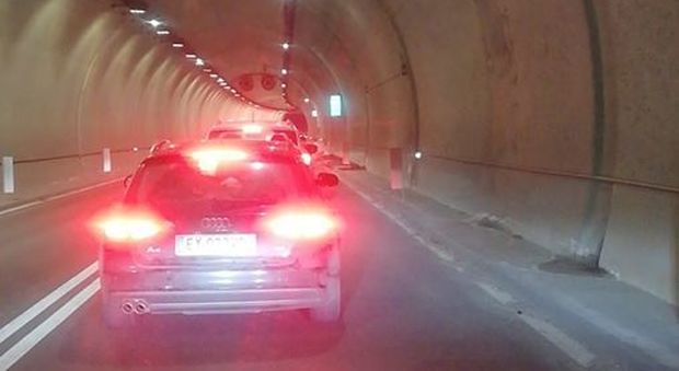 Code di 15 km sull'Alemagna: «"Intrappolati" nelle gallerie per ore»