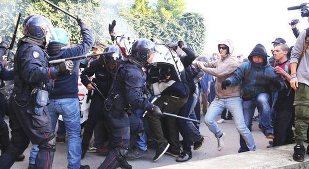 Renzi a Brescia, contestazioni e scontri: feriti un carabiniere e un poliziotto. Il premier: c'è un disegno per spaccare l'Italia