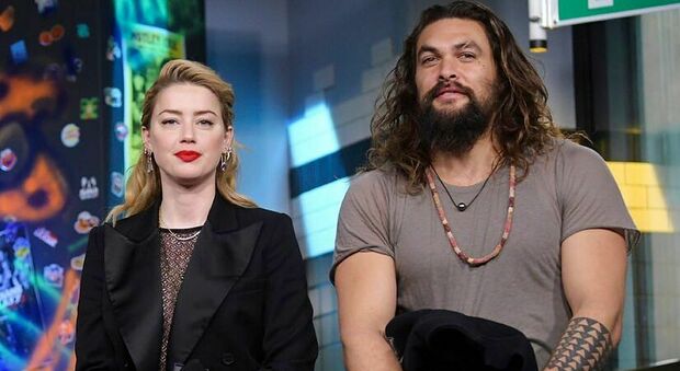 Jason Momoa, l'accusa della co-star di Aquaman Amber Heard: «Ubriaco sul set, vestito come Johnny, mi voleva far licenziare»