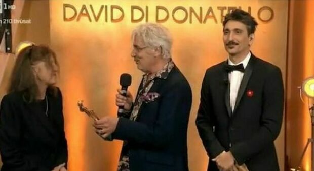 David di Donatello 2024, Sergio Ballo riceve il premio e polemizza: «Messi sulle scale. La tirchieria». La replica di Carlo Conti