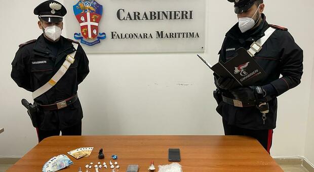 Cocaina e contanti in tasca, arrestato 19enne di Falconara sorpreso dai carabinieri appena uscito di casa (dove aveva altre dosi)