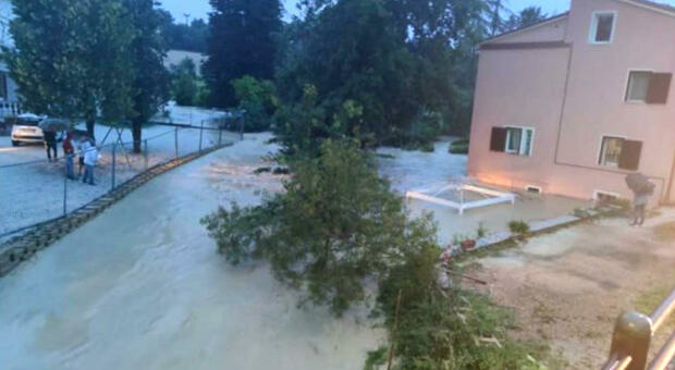 Maltempo, bomba d'acqua a Macerata: scuole chiuse, «gravi danni alle strade»