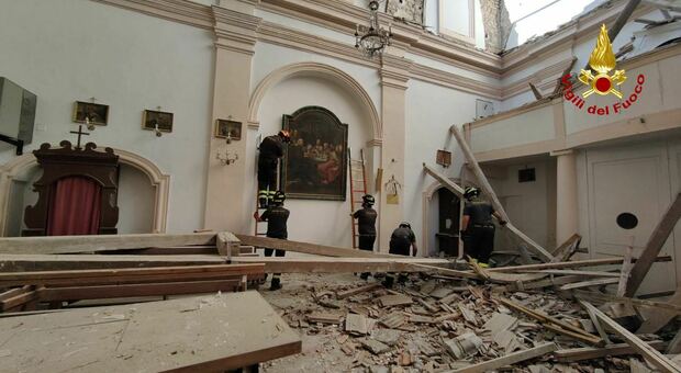 Massignano, crolla il tetto della chiesa (chiusa dal sisma).