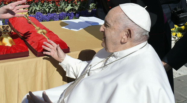 Vaticano, il cardinale celebra il funerale del barbone "senza volto" che non voleva farsi curare dal cancro