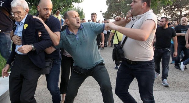 Grecia, il sindaco di Salonicco aggredito e preso a calci da estremisti di destra
