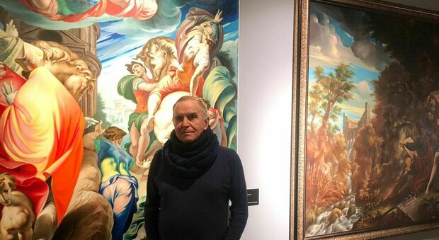 Il curatore professor Antonio Luccarini davanti ad alcune opere di Bruno d'Arcevia