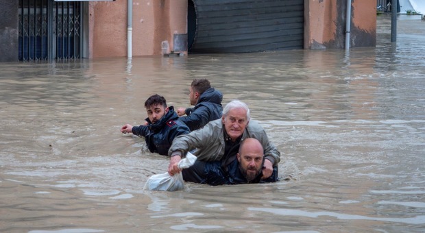 Maltempo, Emilia Romagna sotto l'acqua. Cesena, il sindaco: «Abbandonare i  piani terra». Evacuati in migliaia. Bologna: Ravone a rischio esondazione
