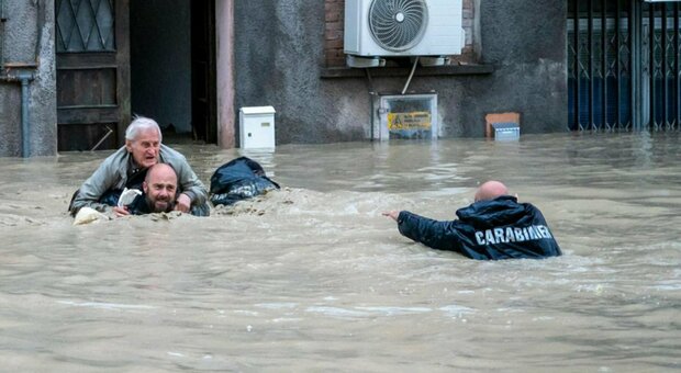 Maltempo Emilia Romagna, tre morti sotto l'acqua. Crolla il ponte della Motta. Allarme a Bologna: «Spostamenti solo se urgenti»