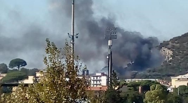Violento incendio a Nocera Inferiore, in fiamme un locale per eventi e un deposito edile