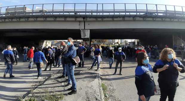 Whirlpool Napoli chiude: gli operai tornano in piazza, corteo e traffico bloccato