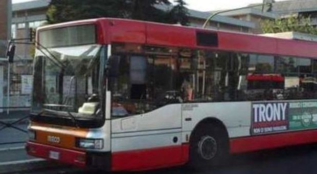 Roma, molesta una ragazza sull'autobus, lei si mette a gridare: arrestato