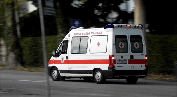 Roma, sedicenne travolta e uccisa da un taxi alla fermata dell'autobus