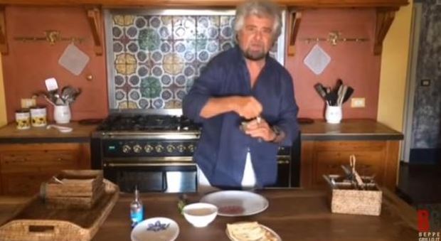 Beppe Grillo nella sua cucina. L'immagiane è tratta dal glog del Movimento 5Stelle