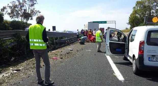Grave incidente sulla A12: tir di Poste Italiane travolge un'auto con due carabineri a bordo