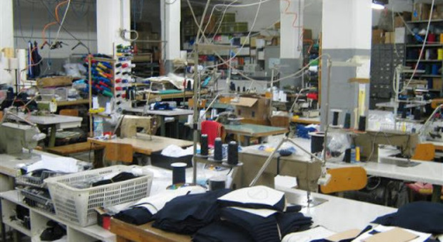 Blitz nell'azienda di abbigliamento: lavoratori in nero e col reddito di cittadinanza. Multe e stop all'attività