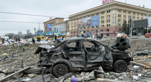 La guerra di Kharkiv: Piazza della Libertà in macerie, raid sui palazzi governativi. «È come Sarajevo»