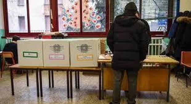 Elezioni, uomo va a votare e muore davanti la moglie mentre attende il suo turno al seggio