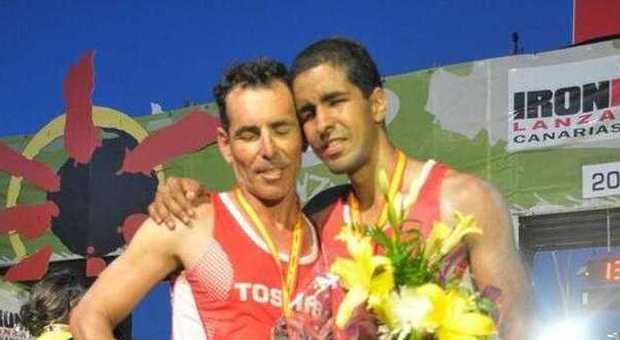 L'atleta cieco completa l'Ironman più duro del mondo: "Ora scalo il Kilimangiaro"