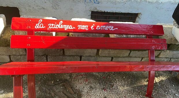 Violenza contro le donne: installazione di una panchina rossa a Piedicolle