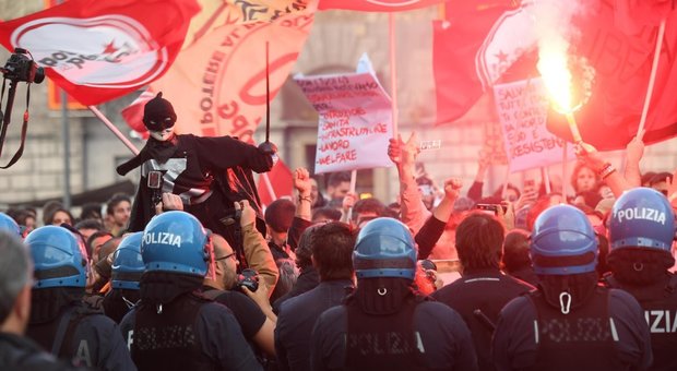 Salvini contestato a Napoli, scontri e fumogeni tra manifestanti e polizia