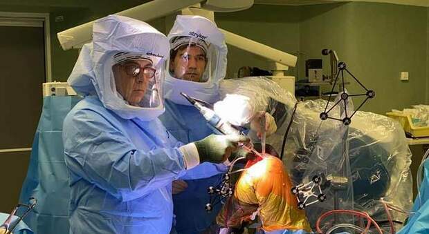Torino, prima protesi al ginocchio anatomica in Italia: impianto con robot